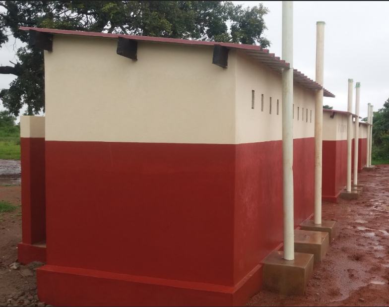 Blocos sanitários escolares em Lifidzi, vista frontal